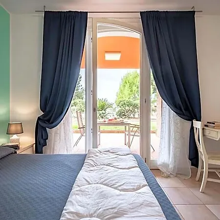 Ombra E Hotel Scarlino
